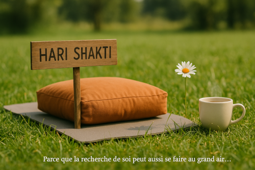 Coussin de méditation, tasse de thé et marguerite sur un tapis à Jans — scène humoristique illustrant l’accompagnement holistique Hari Shakti